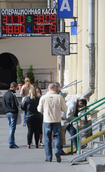 Dollar exchange rate reaches 38 rubles