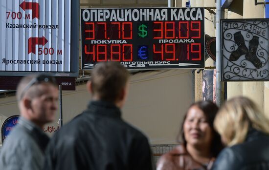 Dollar exchange rate reaches 38 rubles