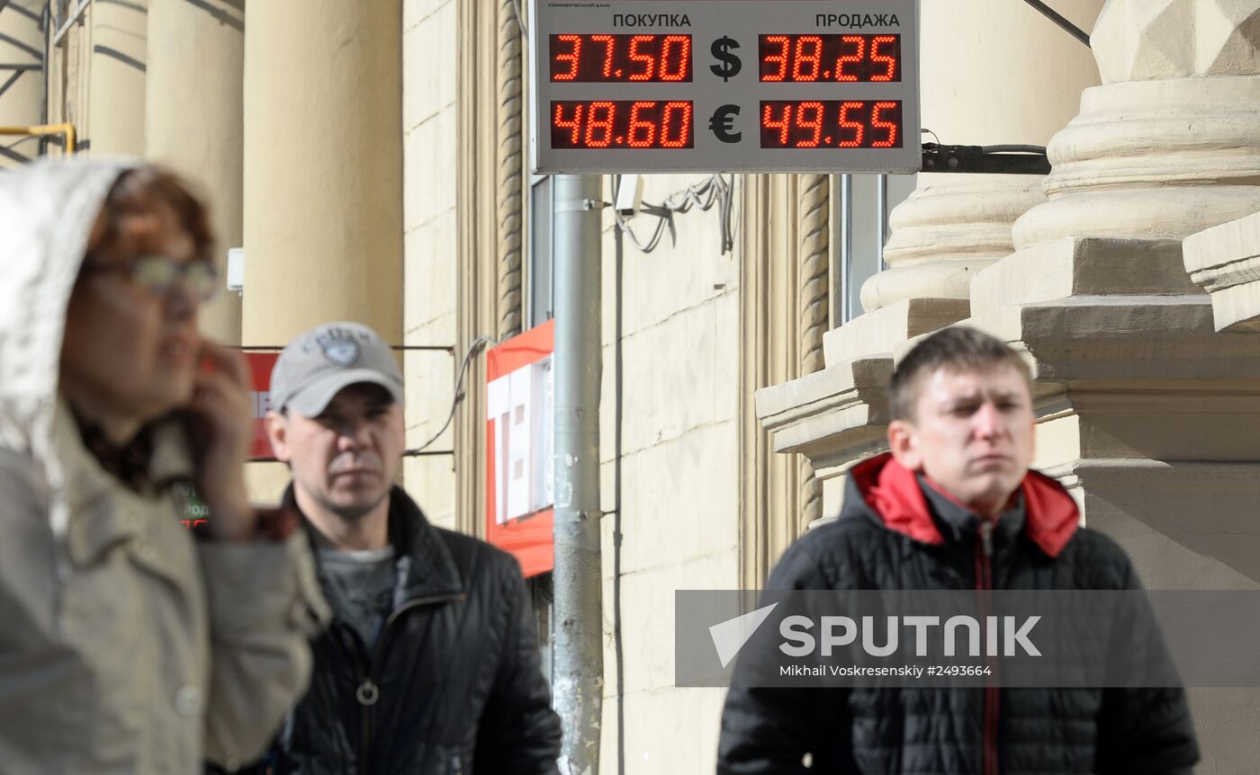 Dollar exchange rate reaches 38 rubles