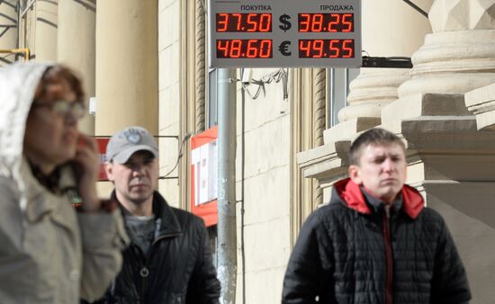Dollar exchange rate reaches 38 rubles