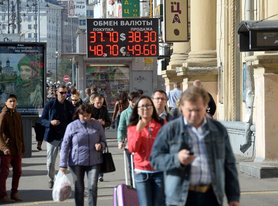 Dollar exchange rate reaches 38 rubles