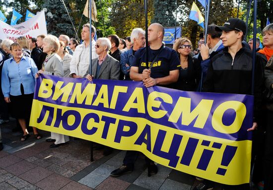 Picket in Kiev in support of law on authority lustration