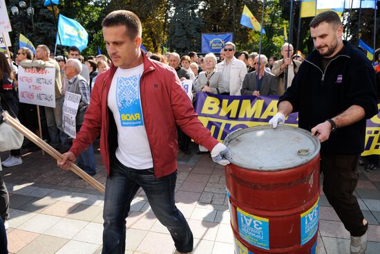 Picket in Kiev in support of law on authority lustration