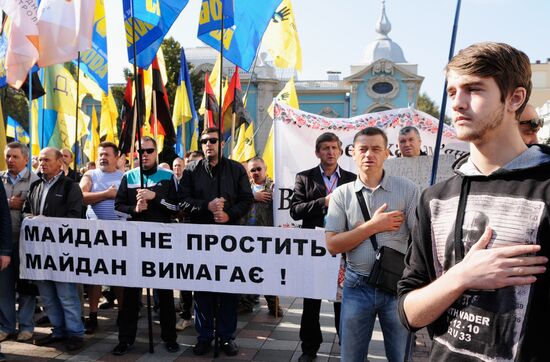 Picket in Kiev in support of law on authority lustration