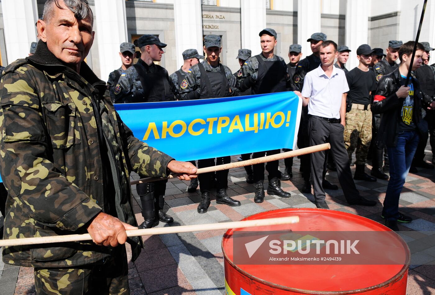 Picket in Kiev in support of law on authority lustration