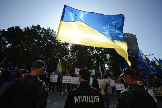 Picket in Kiev in support of law on authority lustration