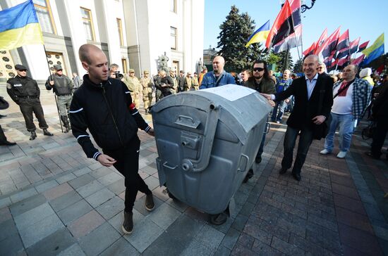 Picket in Kiev in support of law on authority lustration