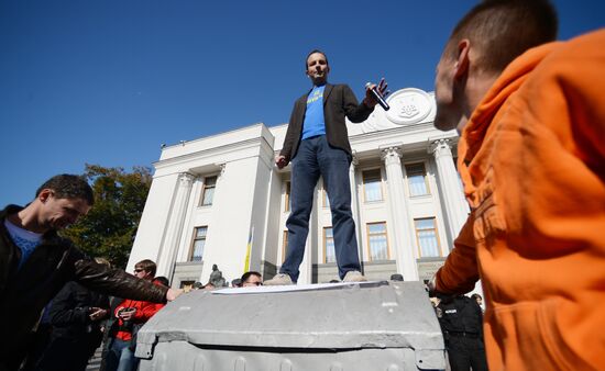 Picket in Kiev in support of law on authority lustration