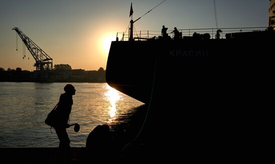 The Krasin icebreaker tigged for repairs