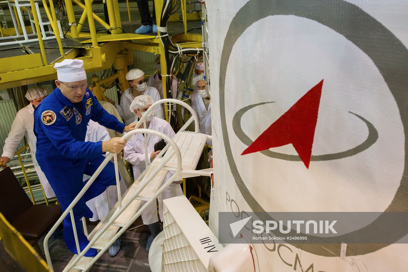 Soyuz TMA-14M crew perform final inspection of spacecraft and carrier rocket