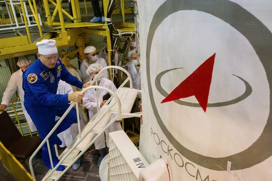 Soyuz TMA-14M crew perform final inspection of spacecraft and carrier rocket
