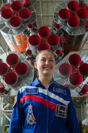 Soyuz TMA-14M crew perform final inspection of spacecraft and carrier rocket