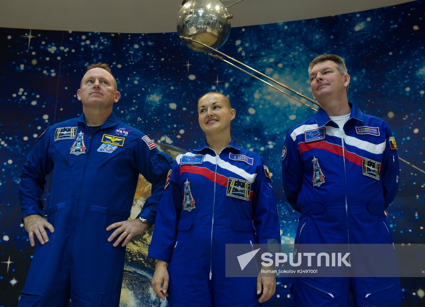 Soyuz TMA-14M crew perform final inspection of spacecraft and carrier rocket