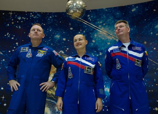 Soyuz TMA-14M crew perform final inspection of spacecraft and carrier rocket