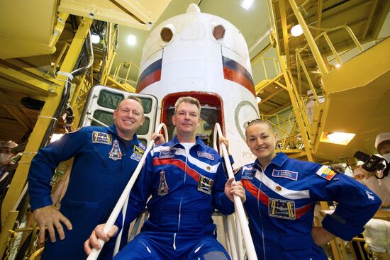 Soyuz TMA-14M crew perform final inspection of spacecraft and carrier rocket