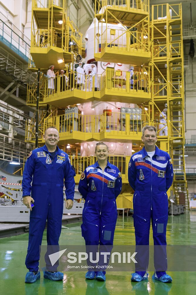 Soyuz TMA-14M crew perform final inspection of spacecraft and carrier rocket