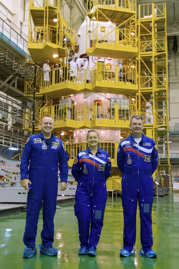 Soyuz TMA-14M crew perform final inspection of spacecraft and carrier rocket