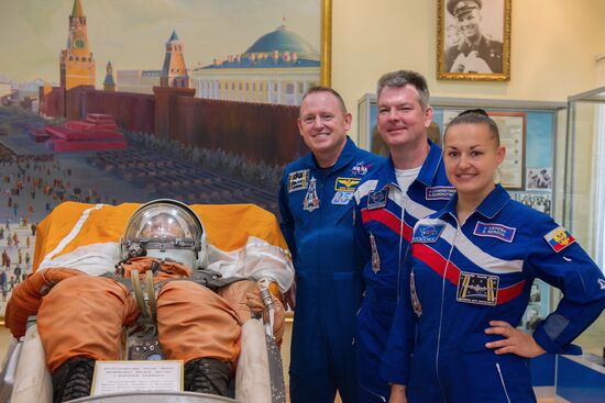 Soyuz TMA-14M crew perform final inspection of spacecraft and carrier rocket