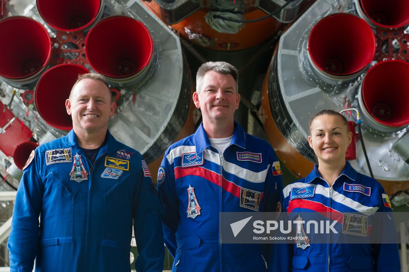 Soyuz TMA-14M crew perform final inspection of spacecraft and carrier rocket