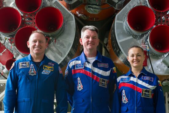 Soyuz TMA-14M crew perform final inspection of spacecraft and carrier rocket