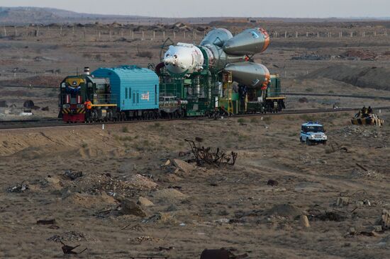 The Soyuz TMA-14M spacecraft approaches the launch pad