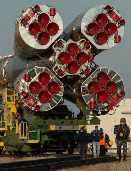 The Soyuz TMA-14M spacecraft approaches the launch pad