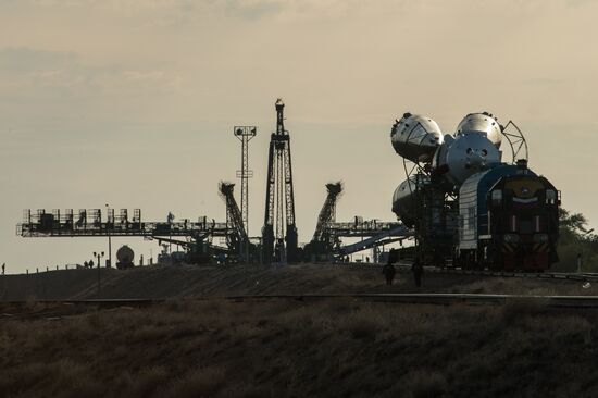 The Soyuz TMA-14M spacecraft approaches the launch pad