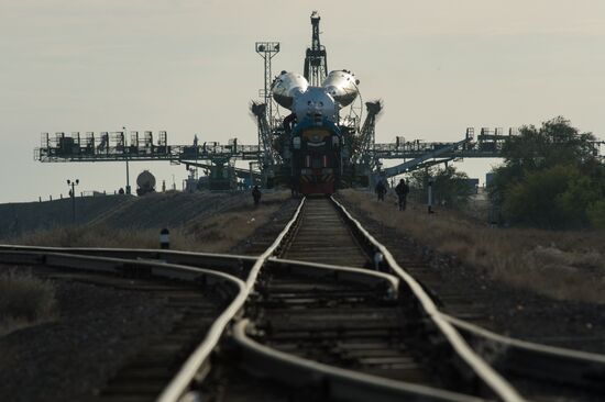 The Soyuz TMA-14M spacecraft approaches the launch pad