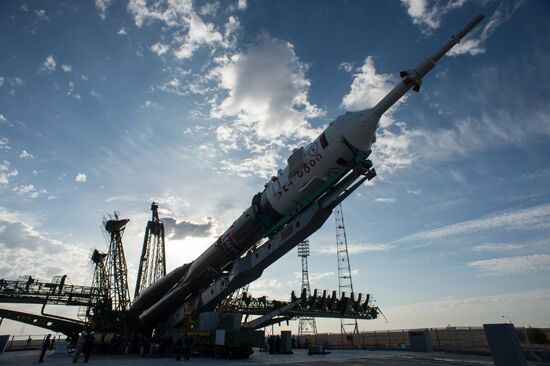 The Soyuz TMA-14M spacecraft approaches the launch pad