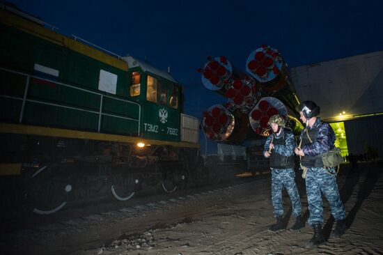 The Soyuz TMA-14M spacecraft approaches the launch pad