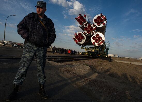 The Soyuz TMA-14M spacecraft approaches the launch pad