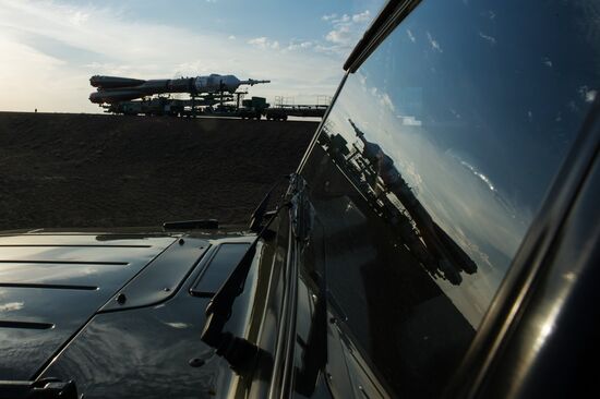 The Soyuz TMA-14M spacecraft approaches the launch pad
