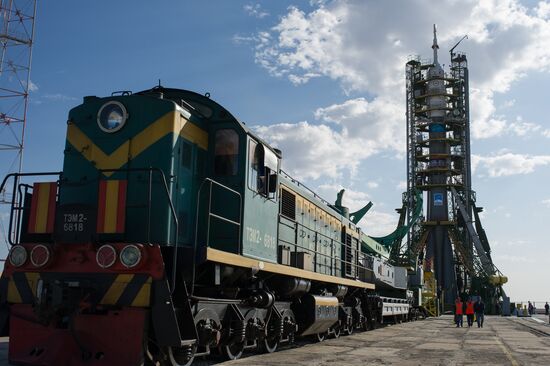 The Soyuz TMA-14M spacecraft approaches the launch pad
