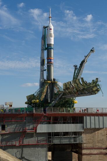 The Soyuz TMA-14M spacecraft approaches the launch pad
