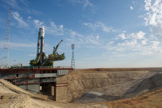 The Soyuz TMA-14M spacecraft approaches the launch pad