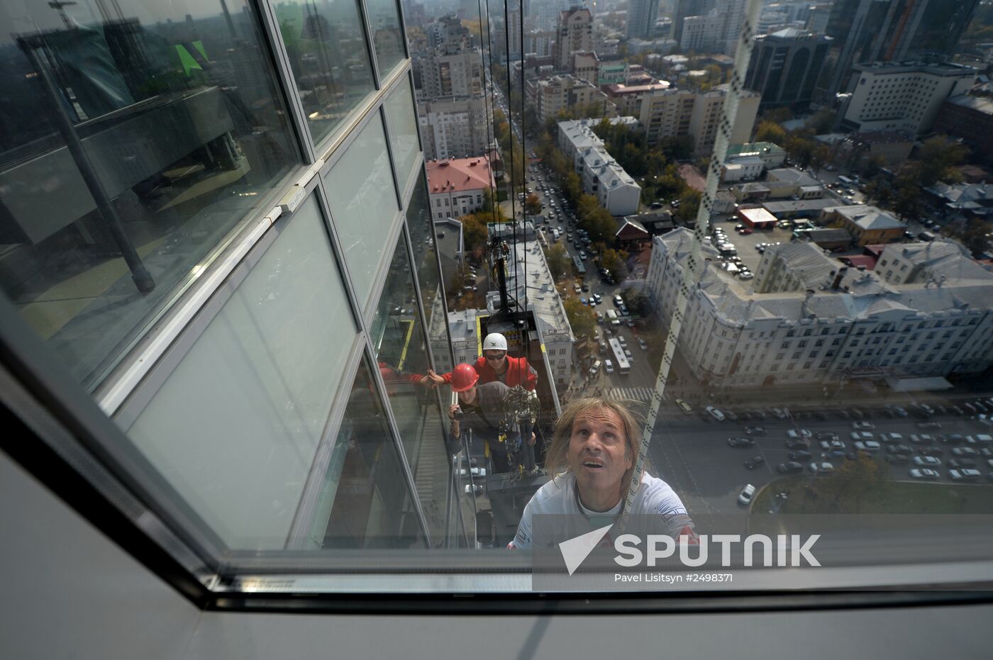 Spiderman Alain Robert conquers Vysotsky skyscraper