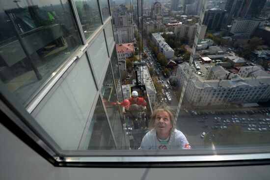 Spiderman Alain Robert conquers Vysotsky skyscraper