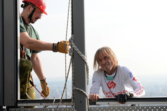 Spiderman Alain Robert conquers Vysotsky skyscraper