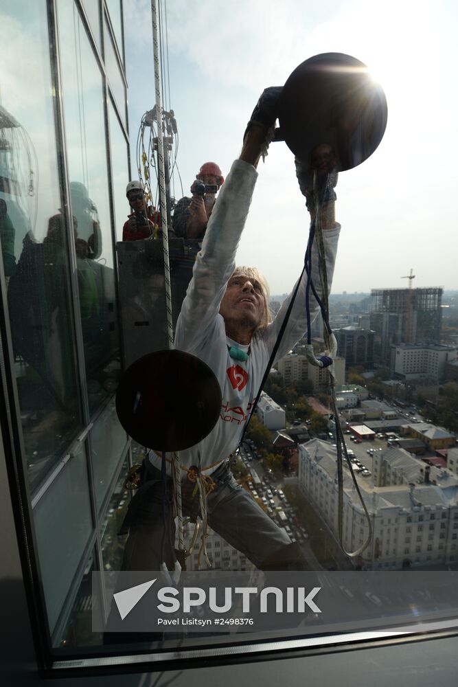 Spiderman Alain Robert conquers Vysotsky skyscraper