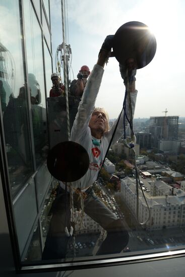Spiderman Alain Robert conquers Vysotsky skyscraper