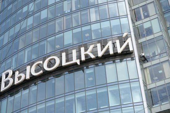 Spiderman Alain Robert conquers Vysotsky skyscraper