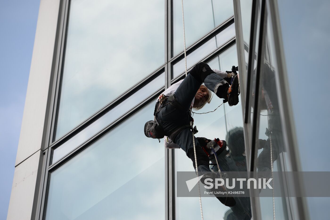 Spiderman Alain Robert conquers Vysotsky skyscraper
