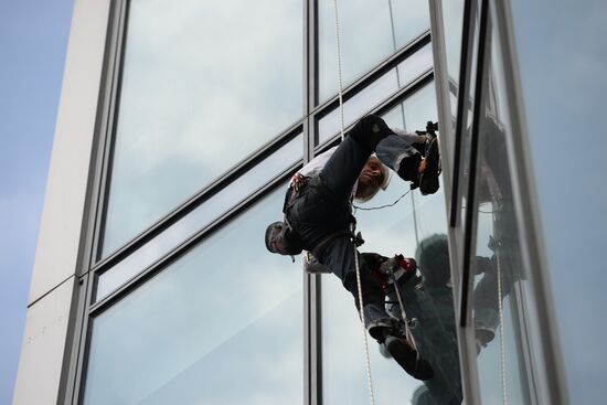 Spiderman Alain Robert conquers Vysotsky skyscraper