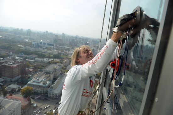 Spiderman Alain Robert conquers Vysotsky skyscraper