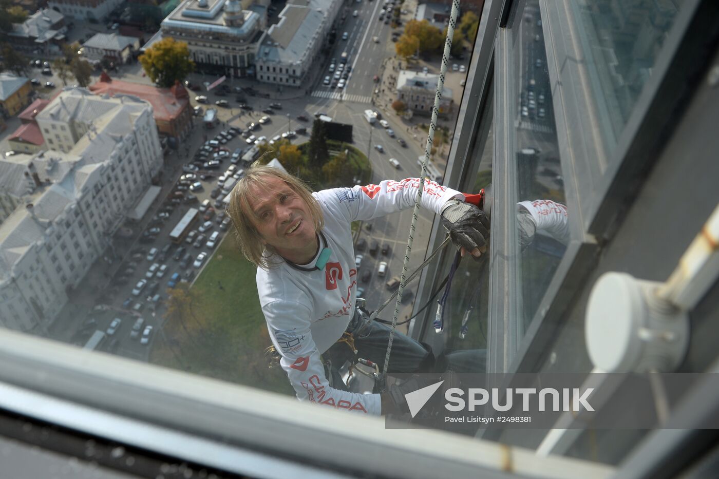 Spiderman Alain Robert conquers Vysotsky skyscraper