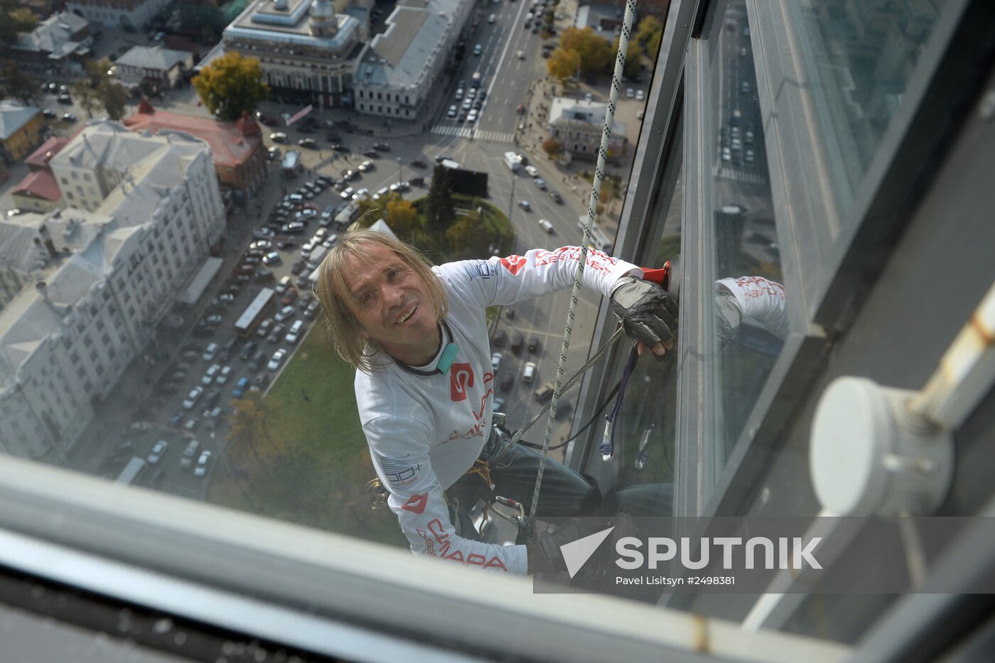 Spiderman Alain Robert conquers Vysotsky skyscraper
