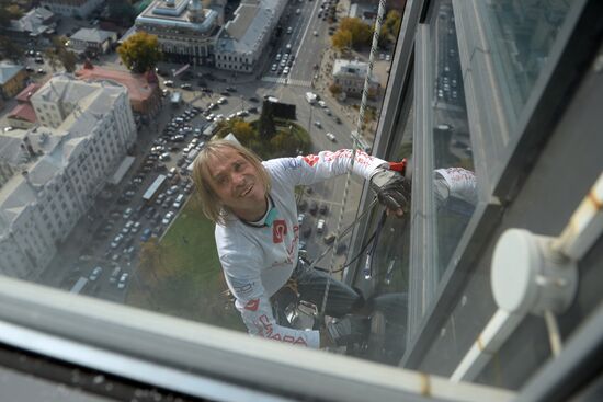Spiderman Alain Robert conquers Vysotsky skyscraper