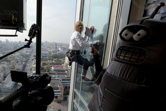 Spiderman Alain Robert conquers Vysotsky skyscraper