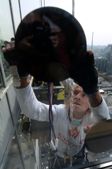 Spiderman Alain Robert conquers Vysotsky skyscraper