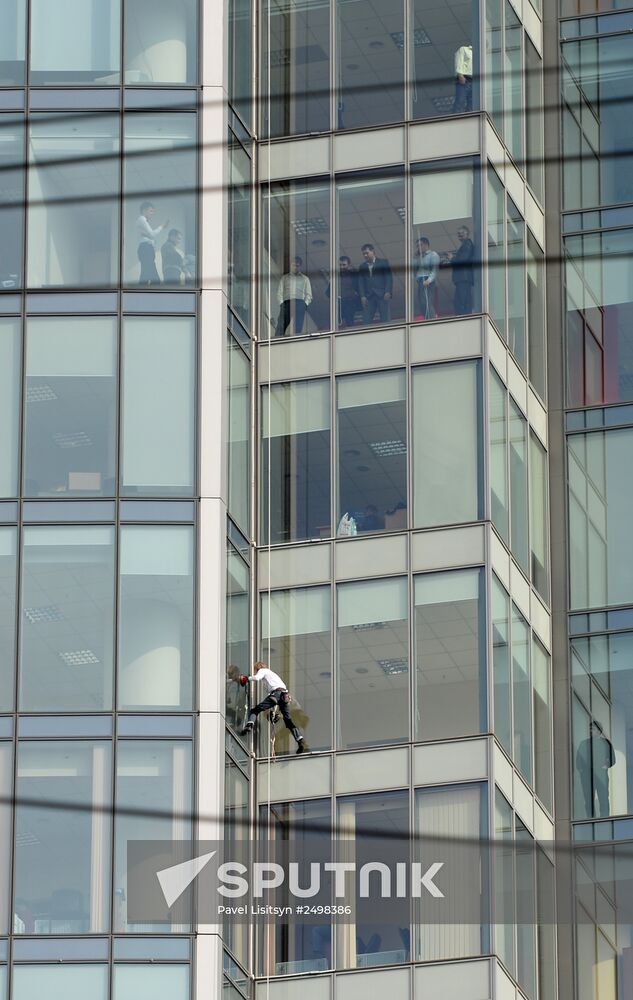 Spiderman Alain Robert conquers Vysotsky skyscraper